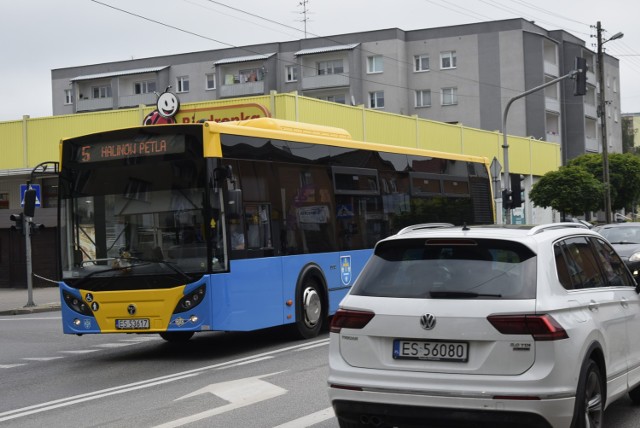 Do wypadku doszło na skrzyżowaniu ulicy Mszczonowskiej i Reymonta, gdy kierowca autobusu musiał nagle zahamować