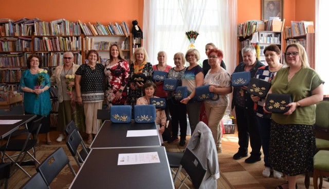 Uczestniczki warsztatów hafciarskich odebrały dyplomy i swoje prace - torebki z haftem