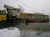 W Łodzi na skrzyżowaniu marszałków wykolejony tramwaj zderzył się z samochodem [ZDJĘCIA]