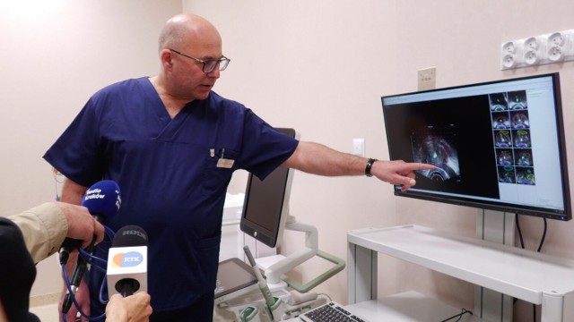 Doktor Tomasz Walasek, kierownik Zakładu brachyterapii, prezentuje najnowszy sprzęt, w który został wyposażony nowy oddział sądeckiego szpitala