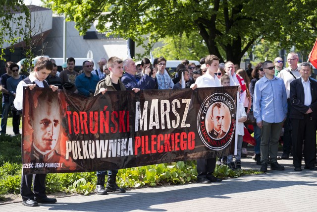 W sobotę w Toruniu odbył się już po raz VII Toruński Marsz Pułkownika Pileckiego. Wydarzenie zainaugurowała msza święta w kościele garnizonowym. Następnie uczestnicy przeszli pod Pomnik Pamięci Żołnierzy Wyklętych.