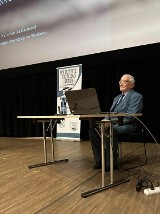 Wykład prof. Jana Kaczmarka w zduńskowolskim Ratuszu na temat manipulacji genami ZDJĘCIA