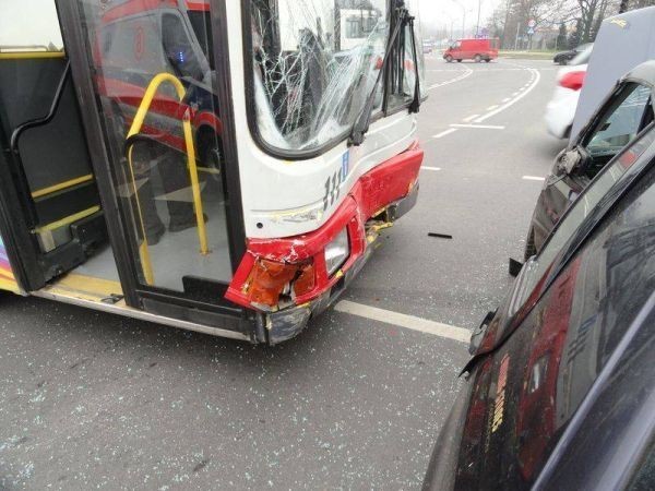 Nowy Sącz: miejski autobus rozbity na rondzie  [ZDJĘCIA]