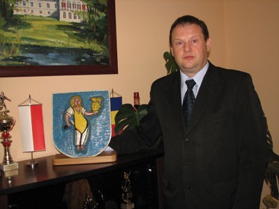 Wójt Grzegorz Ziaja z herbem Koszęcina, na którym znajduje się kuźnik nawiązujący do Walentego Roździeńskiego