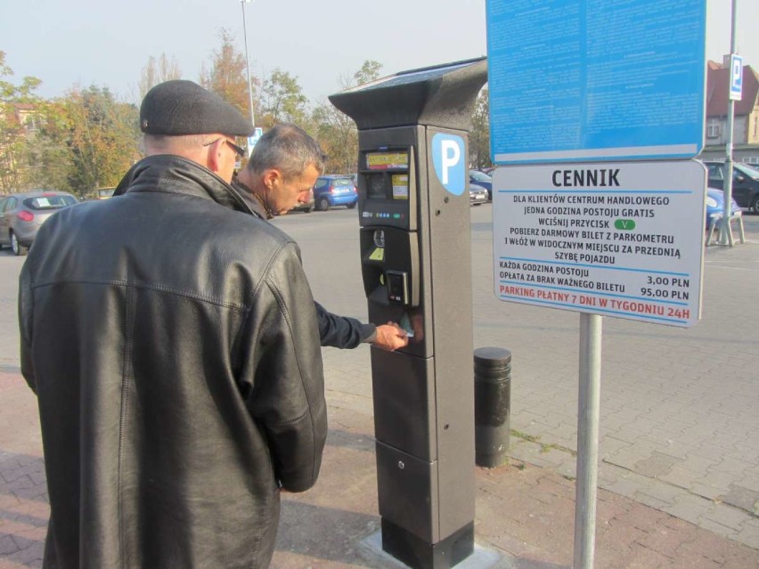 Gniezno: parking przy Maxie jest płatny. Carrefour: "Chcemy ułatwić parkowanie swoim klientom"