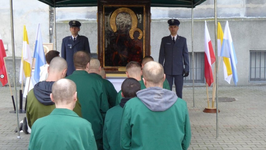 Pierwszy raz w historii - Obraz Matki Bożej Częstochowskiej za murem więzienia