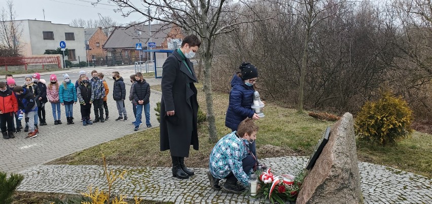 Uczniowie z Benic złożyli kwiaty pod Pomnikiem upamiętniającym żołnierzy oddziału "Bora" [ZDJĘCIA]