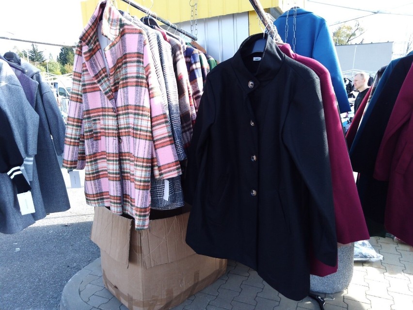 Targowisko przy ul. Dworaka w Rzeszowie pełne było damskich płaszczy, kurtek, kamizelek, bluz, swetrów i stroików [ZDJĘCIA]