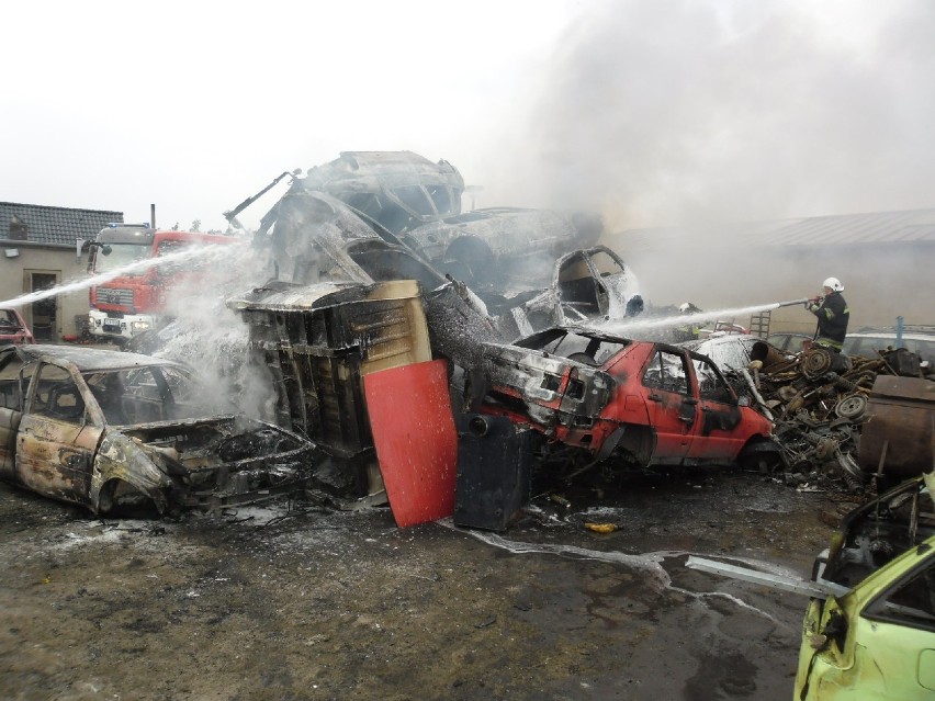 Wyszki: Paliły się samochody na złomowisku [FOTO]