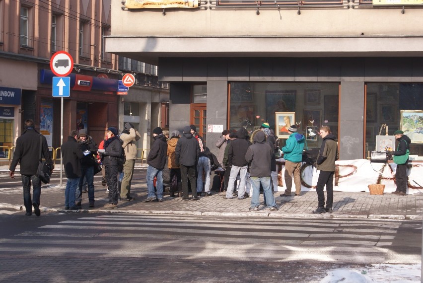 Tylko kilkanaście osób pojawiło się dzisiaj na ul. Dworcowej