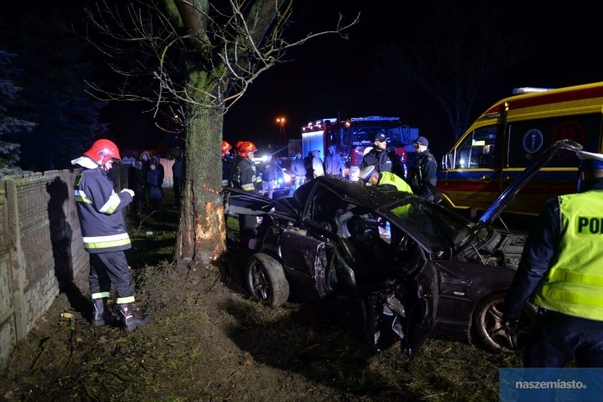 Śmiertelny wypadek w Łochocinie w powiecie lipnowskim. Nie żyje 30-letni kierowca BMW [zdjęcia]