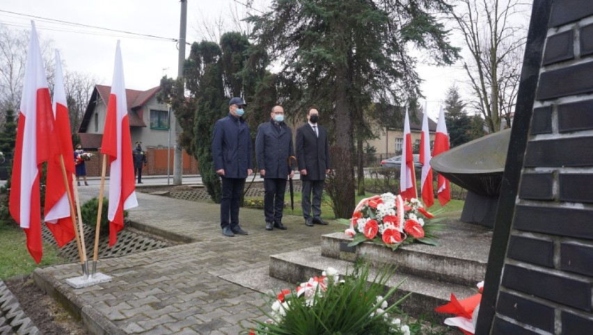 Pod pomnikiem ku pamięci ofiar zamordowanych w Szczakowej...
