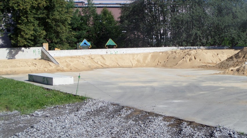 Myszków. Skatepark przy Szkole Podstawowej nr 3 będzie jeszcze lepszy. Trwa przebudowa ZDJĘCIA