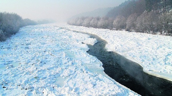 Widok z mostu w Gołkowicach na Dunajec. Spiętrzony lód na rzece wygląda malowniczo, ale jest bardzo niebezpieczny
