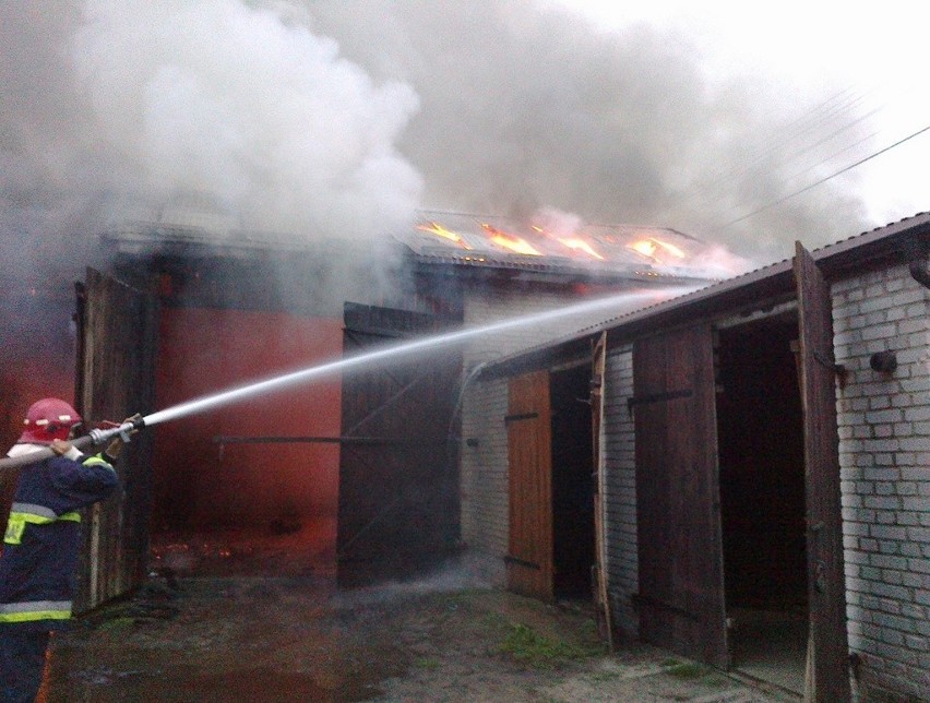 4,5 godziny gasili strażacy pożar budynku magazynowo-garażowego w Firleju