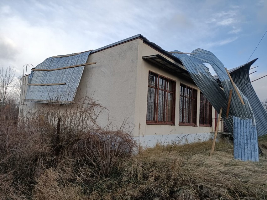 Zerwany dach z budynku byłego sklepu w Woli Gręboszowskiej