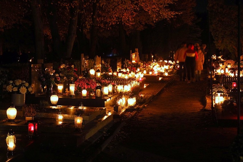 Cmentarz komunalny w Śremie skąpany w blasku świec