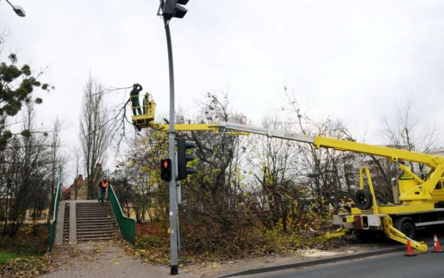 Wczoraj drzewa były wycinane przy skrzyżowaniu z ul. Batorego, przy Garbatym Mostku.