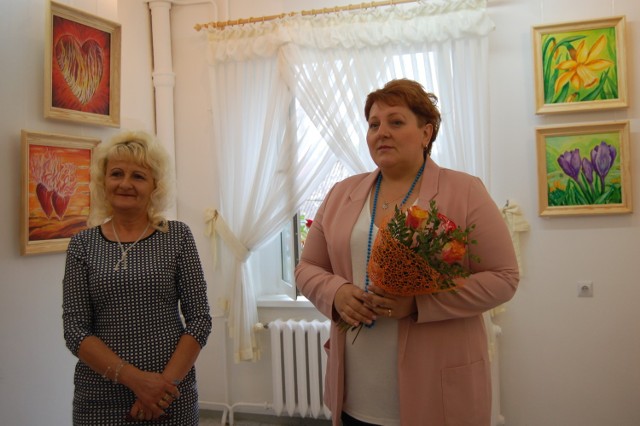 Alina Gordon (z prawej), dyrektor Szubińskiego Domu Kultury, powitała Krystynę Banach (z lewej) na wernisażu w galerii Plama's