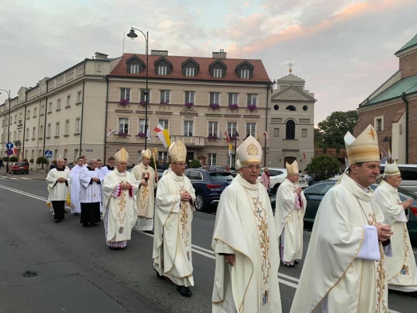 Narodowe Sanktuarium św. Józefa w Kaliszu. Zawierzenie narodu i kościoła w Polsce świętemu Józefowi. ZDJĘCIA
