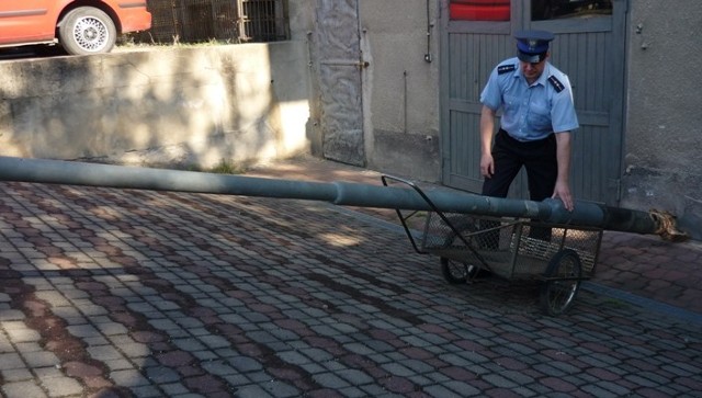 Tym wózkiem sprawcy przewozili latarnię