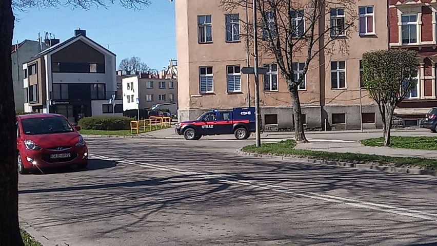 Strażacy z OSP Lębork informowali mieszkańców o obostrzeniach. W trakcie akcji pomogli kobiecie, która zasłabłą [ZDJĘCIA,WIDEO]