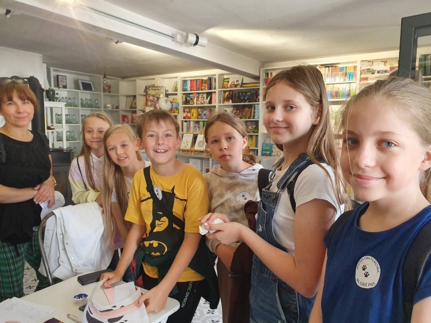 Siódmoklasiści ze Szkoły Podstawowej nr 1 w Koluszkach zorganizowali grę miejską dla młodszych kolegów