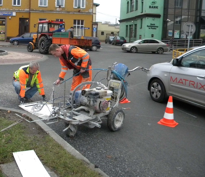 Puck. Prawdziwy koniec remontu ronda w centrum miasta. Drogowcy namalowali oznakowanie