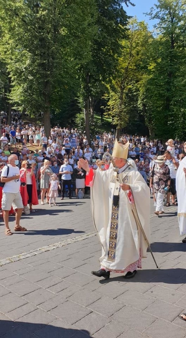 Niedziela, 16 sierpnia 2020. Odpust w kalwaryjskim sanktuarium. Jan Paweł II tego dnia został oficjalnie patronem miasta. Dekret wręczył burmistrzowi arcybiskup Jędraszewski.