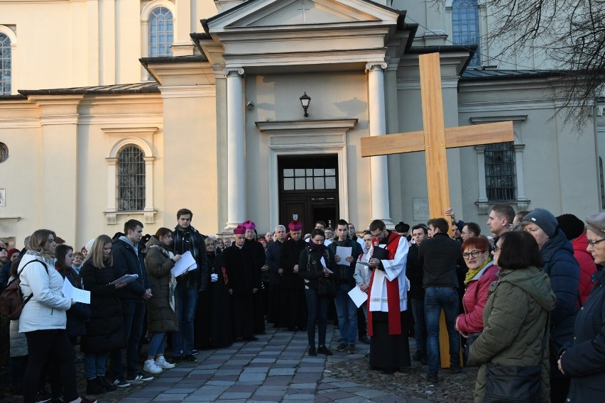 Setki osób uczestniczyły w Drodze Krzyżowej ulicami Kielc. Byli biskupi, księża, samorządowcy, przedsiębiorcy, Ukraińcy. Zobacz zdjęcia 