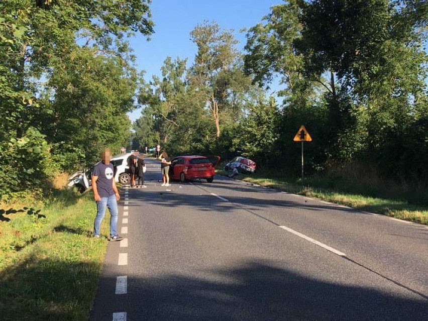 Groźny wypadek na drodze wojewódzkiej 240 w Piastoszynie. 7 osób poszkodowanych