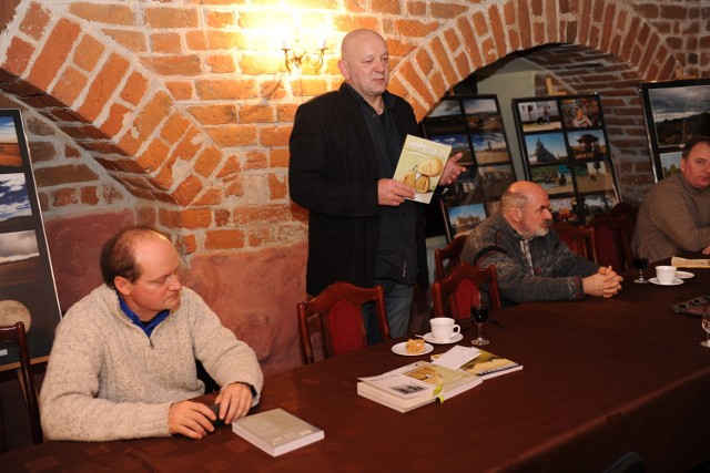 Leszek Sarnowski (pośrodku) podczas promocyjnego spotkania "Prowincji"