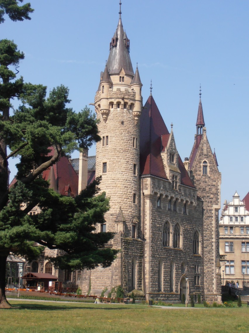 Moszna: Bajkowy pałac z 99 wieżami i wieżyczkami  [ZDJĘCIA]