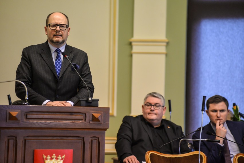 Sesja Rady Miasta Gdańska. Uchwalono apel, panie odebrały kwiaty