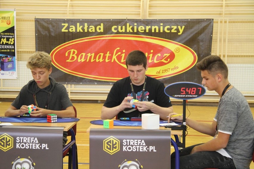 Zawodnicy z całej Polski układają kostkę Rubika w Kielcach [WIDEO, zdjęcia]