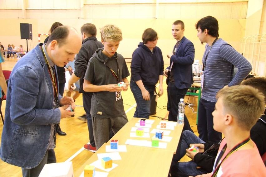 Zawodnicy z całej Polski układają kostkę Rubika w Kielcach [WIDEO, zdjęcia]