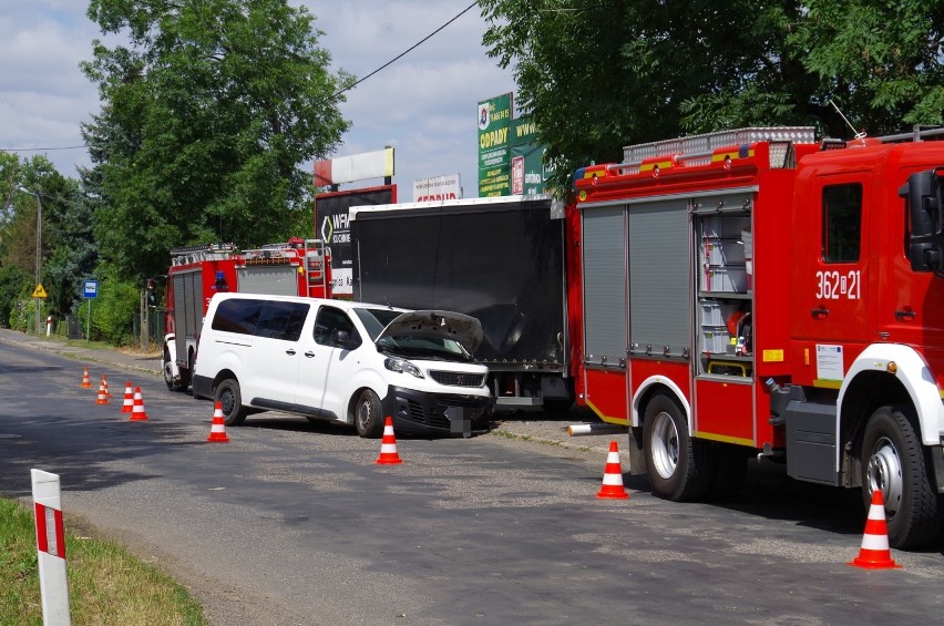 Wypadek w Koskowicach. Auto dostawcze wbiło się w ogrodzenie [ZDJĘCIA]