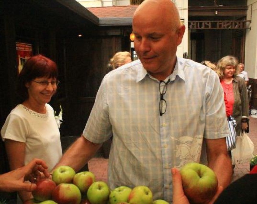 Przedsiębiorcy z ulicy Piotrkowskiej będą serwować jabłka za darmo.