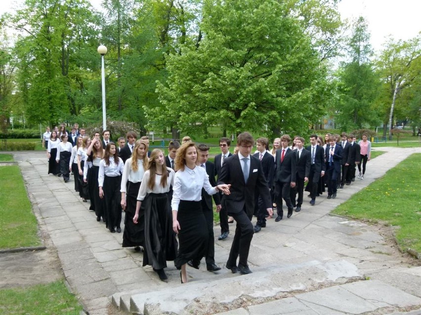 Trzecioklasiści z gimnazjum nr 1 odtańczyli poloneza w Parku Miejskim