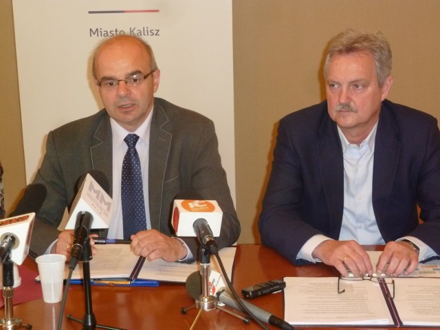 Wiceprezydent Artur Kijewski i szef SZS w Kaliszu Mirosław Dębowski