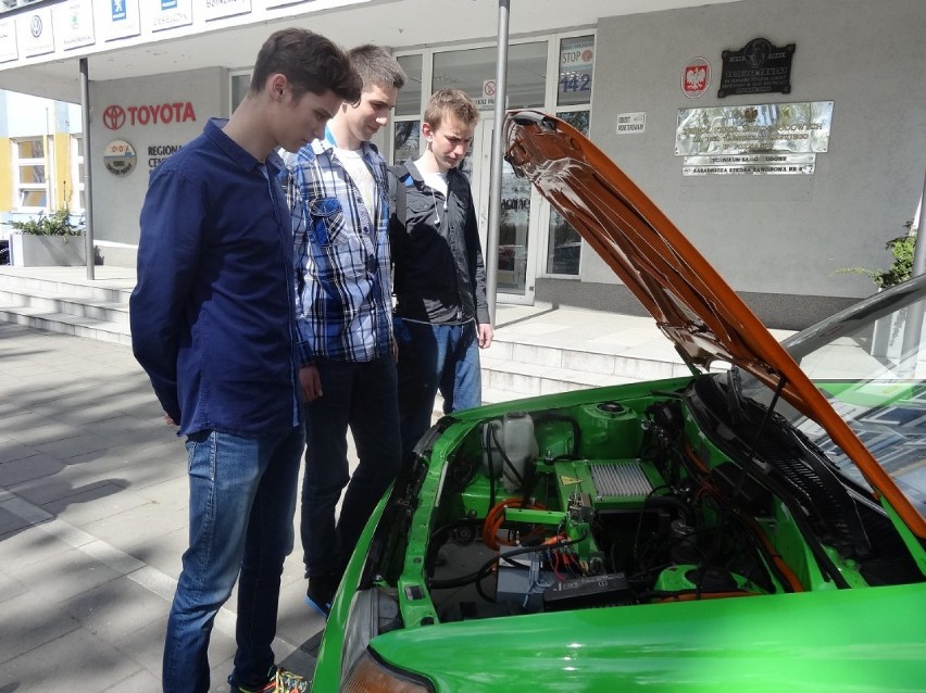 Uczniowie z Poznania budują samochód przyszłości. Ma pomóc w nauce [ZDJĘCIA]