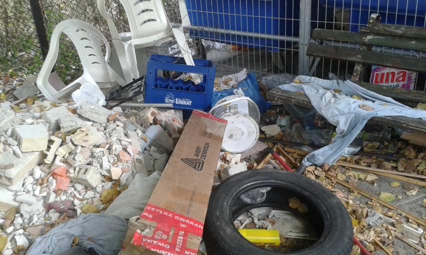Nielegalne śmieci w Sieradzu. Są podrzucane m.in. na ul. Pogorzelskiego