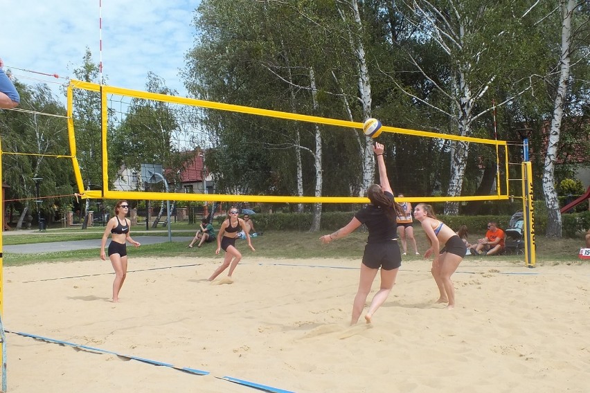 Nad brzegiem Jeziora Pniewskiego rozegrano turniej plażówki