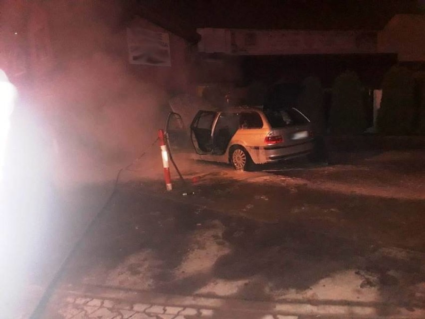 Samochód marki BMW zapalił się na parkingu. Pozostał po nim wrak 