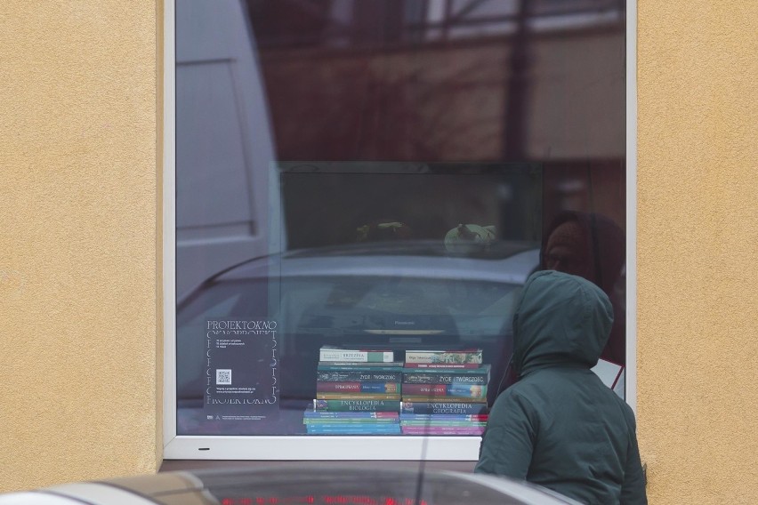 Sztuka w oknie. W witrynie księgarni “Lektura” w Żyrardowie zobaczymy film młodej polskiej artystki Bożny Wydrowskiej