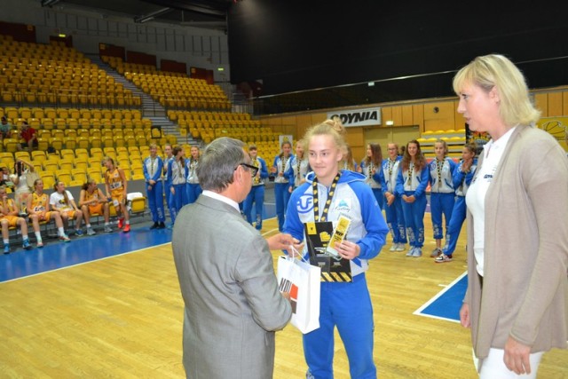 Aleksandra Ustowska, zawodniczka UKS Trops Kartuzy zagra w międzynarodowym turnieju z reprezentacją Polski.