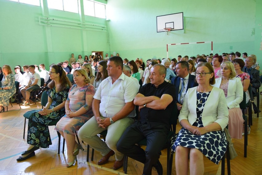 Uroczyste zakończenie roku szkolnego w sandomierskim "rolniku". Najlepsi uczniowie odebrali nagrody. Zobacz zdjęcia