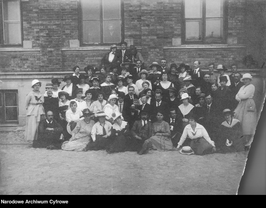 Fotografia grupowa uczestników walnego zebrania członków Związku Nauczycieli. 1920 r.