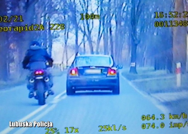 W poniedziałek 22 lutego, zielonogórscy policjanci będąc na patrolu, zauważyli motocyklistę, który wyprzedzał inne pojazdy przekraczając podwójną linię ciągłą.