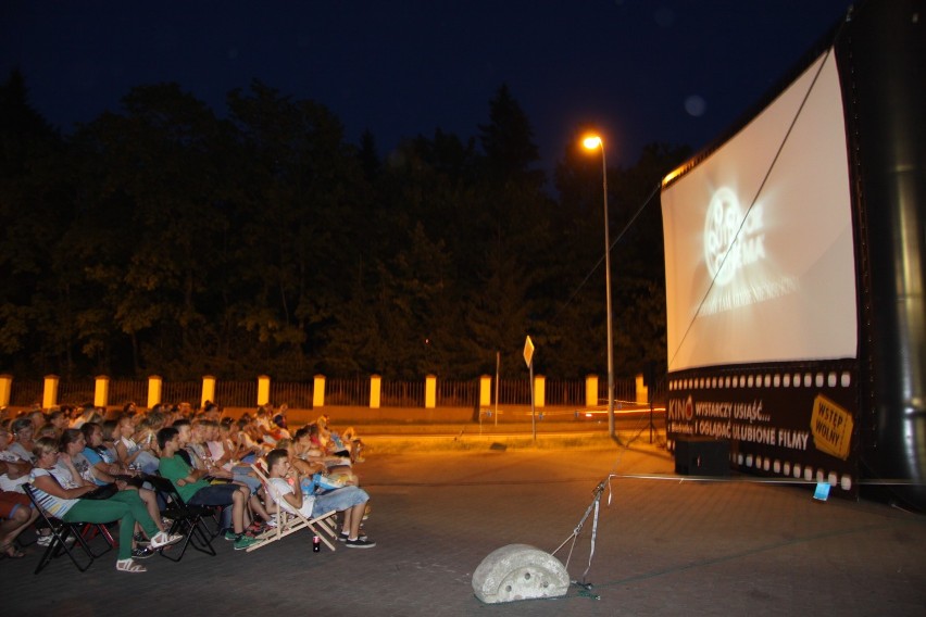 Kino z Biedronką w Miastku. Kinowy hit na parkingu oglądało...